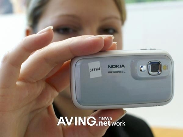compact Nokia 6111 with convenient Nokia Xpress audio messing solution