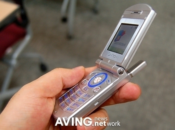 world's smallest camera flip phone