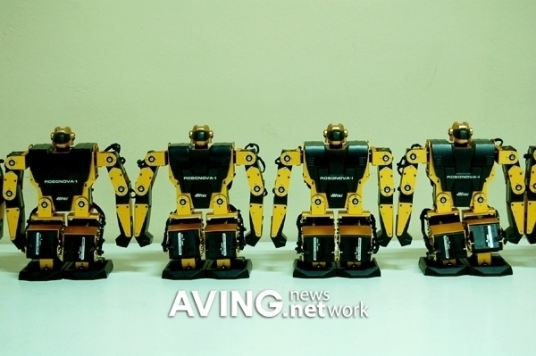 12-inch small but powerful walking robot 'Robonova' < Tech & Bio