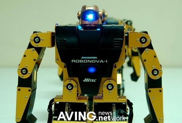 12-inch small but powerful walking robot 'Robonova' < Tech & Bio