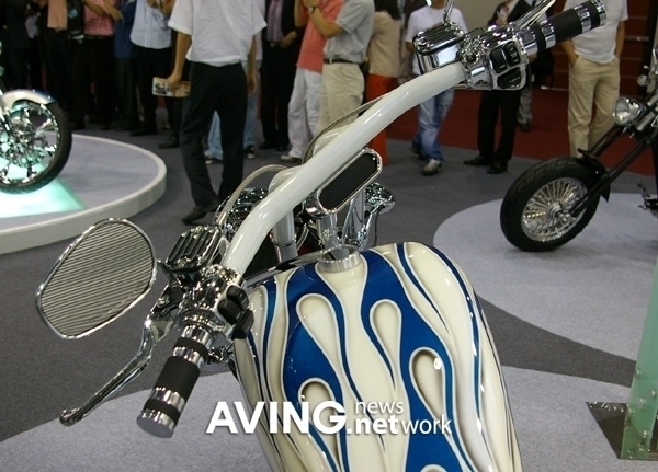 Moon Chopper's Custom Bike (3) < Tech & Bio < Article