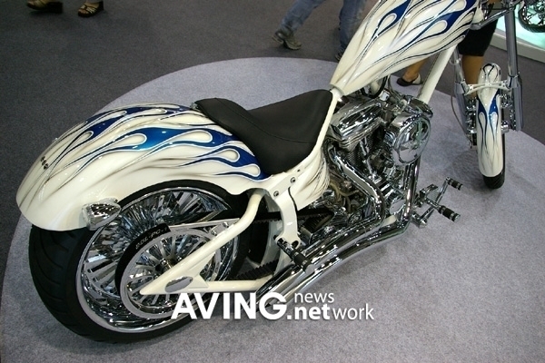 Moon Chopper's Custom Bike (3) < Tech & Bio < Article
