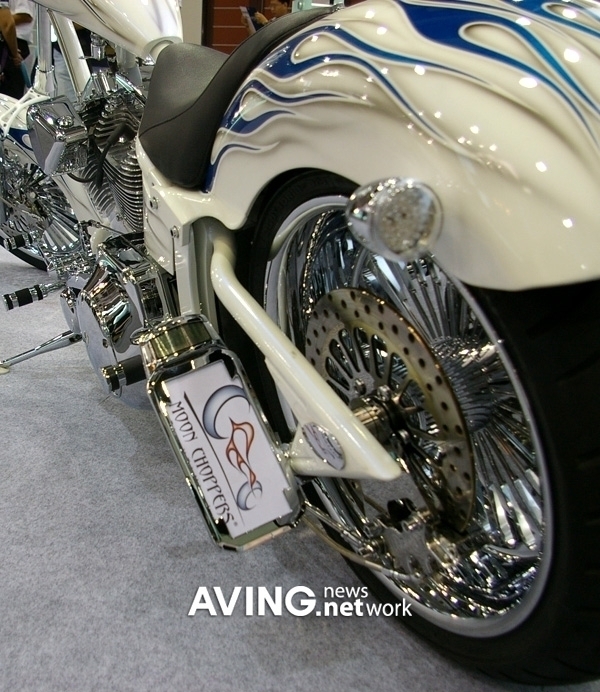 Moon Chopper's Custom Bike (3) < Tech & Bio < Article