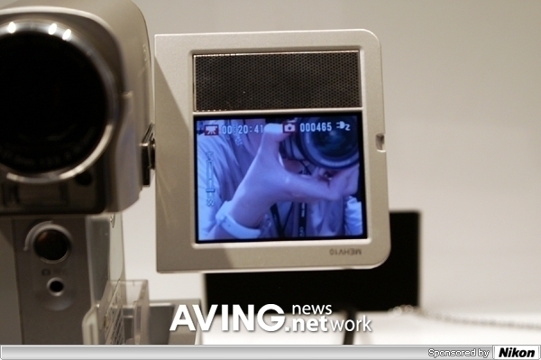 Toshiba, HDD movie camera 'Gigashot V10' < Tech & Bio < Article