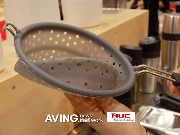 ‘Silicone Cooking Colander’ collapsing flat for easy strore