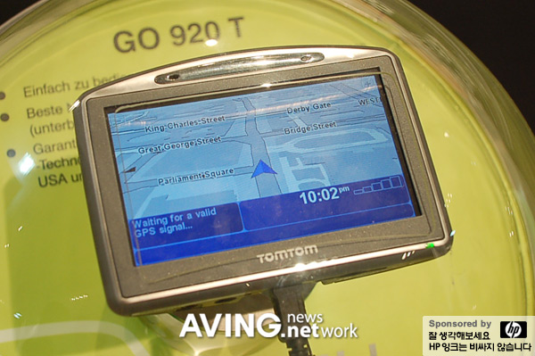 [Flagship model] TomTom's navigation determined by sensing the gravity