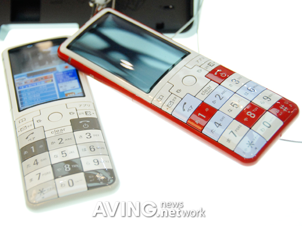 KDDI to present its bar type handset 'Infobar 2' < Tech & Bio