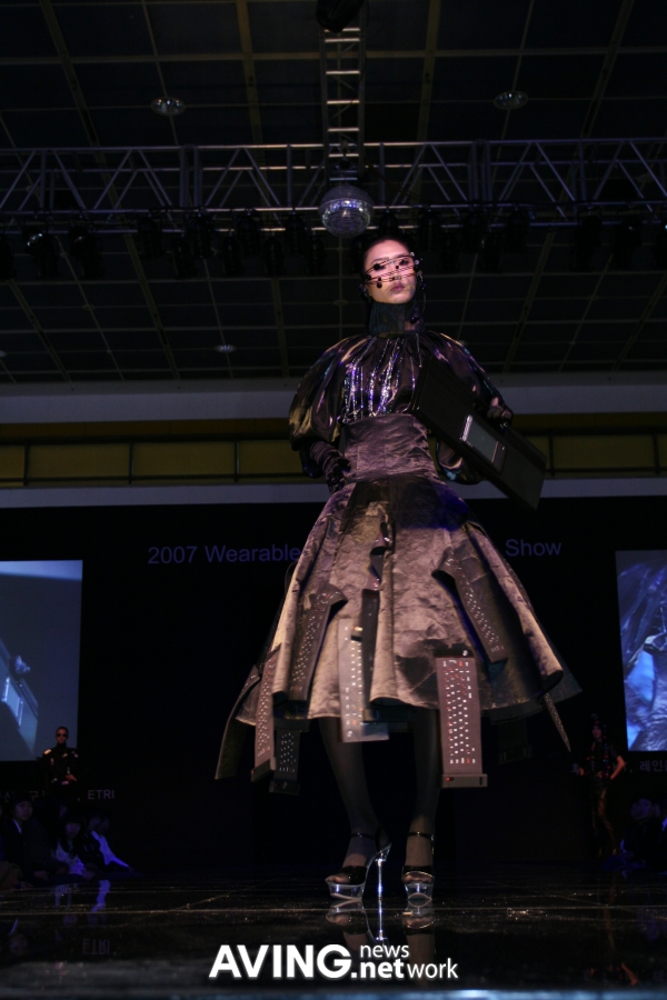 [Wearable Computer Fashion Show] Fascinating IT with fabric keyboard