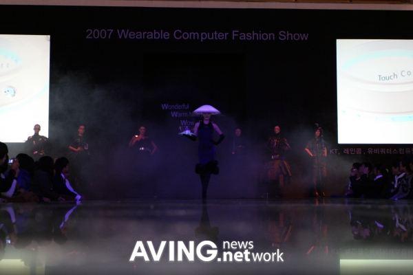 [Wearable Computer Fashion Show] 'Light Hat' and marble PCs