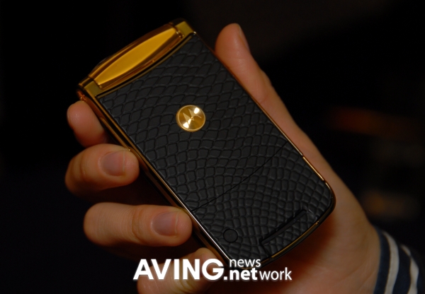 Motorola is proud of 'RAZR2 V8 Special Edition' adorned with 24K