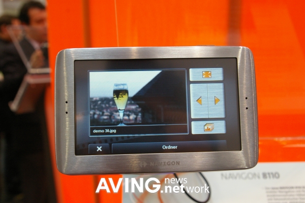 Navigus Device NAVIGON to present its 3D mobile navigation device 'NAVIGON 8110'