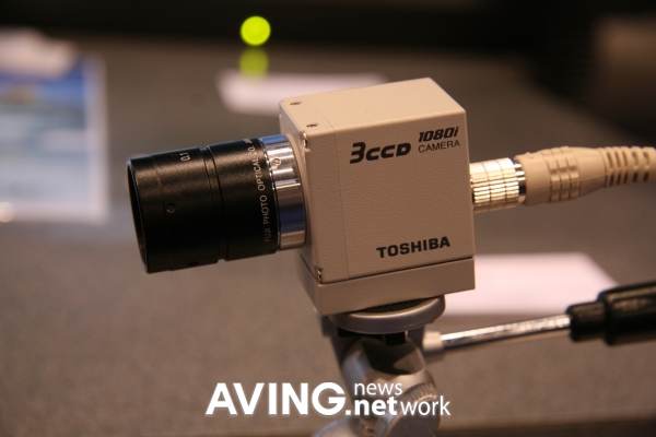 Toshiba to exhibit sorld's smallest, HDTV Hi-Def camera