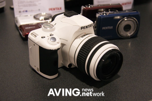 PENTAX to showcase its white PENTAX K2000 DSLR