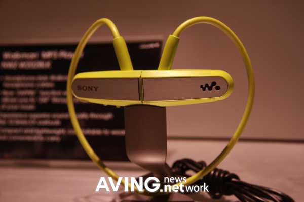 Sony's wearable mp3 player 'Walkman W202' < Tech & Bio < Article