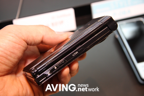 Panasonic to present its mobile phone 'SoftBank 931P'