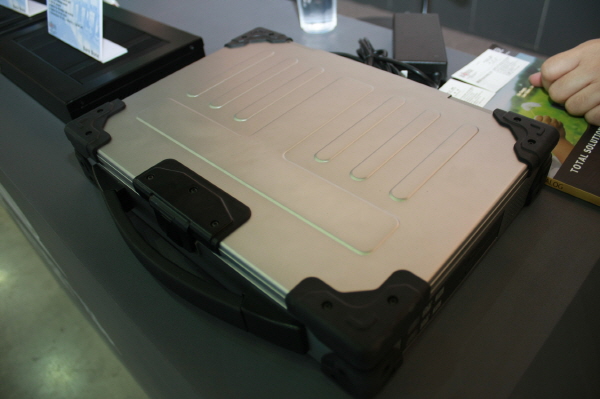 [Computex 2011] ‘BRP-9514’, Solid Laptop by BOSER Technology