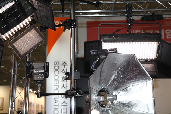 [P&I 2014] 'Pleasant Think' Showcases Lightings for Studio