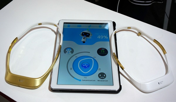 [MWC 2015] SoSo Showcases Brain Wave Wearable Devices and Games