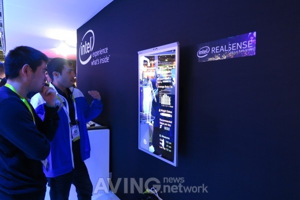 [CES 2016] Intel Introduced Virtual Fitting Screen