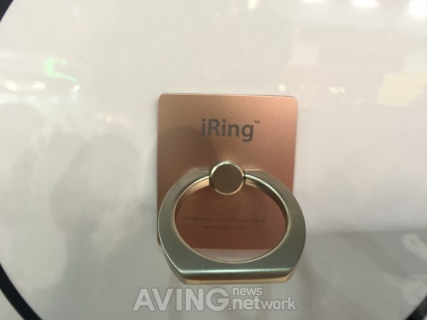 [MWC 2016] AAUXX Showcases ‘iRing’, Ring-Type Smartphone Accessory