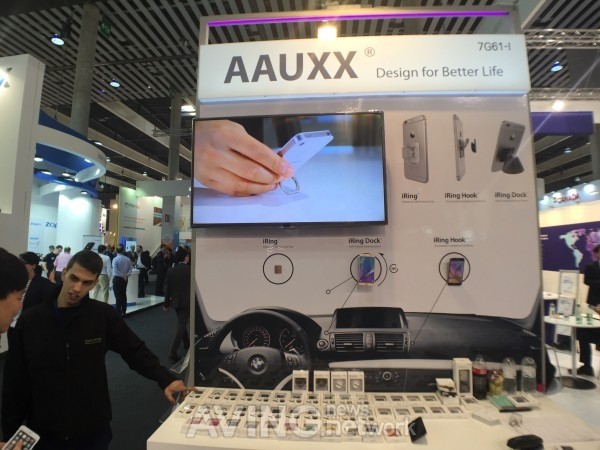 [MWC 2016] AAUXX Showcases ‘iRing’, Ring-Type Smartphone Accessory