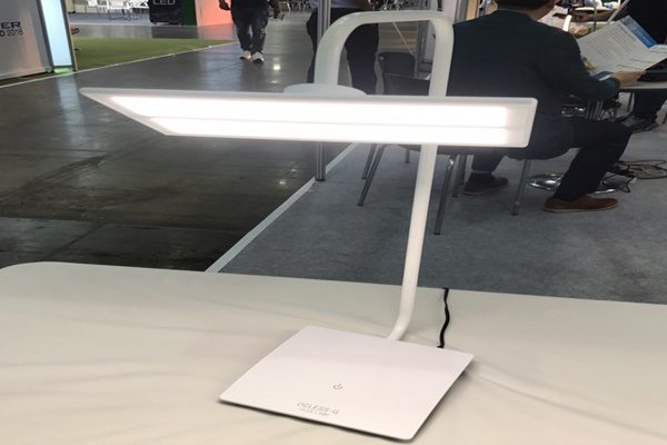 [LED & OLED EXPO 2018] OLED, displayed a Standing Lamp made of OLED ...