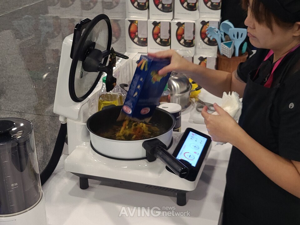 TINECO PRESENTS NEW INNOVATIONS IN FLOOR CARE, KITCHEN, AND PERSONAL CARE  AT CES 2023