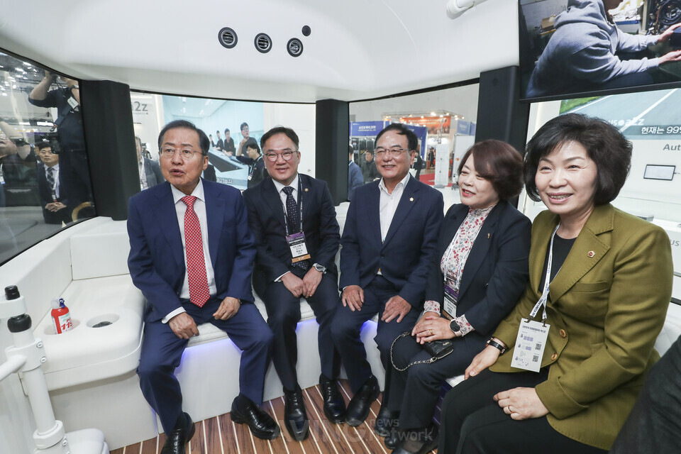 Hong Joon-Pyo, Mayor of Daegu, Baek Won-kook, Second Vice Minister of the Ministry of Land, Infrastructure, and Transport, and other invitees trying the autonomous mobility platform ‘Project MS’ at the Autonomous a2z booth | Photo courtesy - AVING News