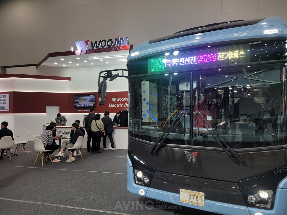 Korea’s first bi-folding electric bus shown at the Woojin Industrial Systems booth | Photo courtesy of AVING News.