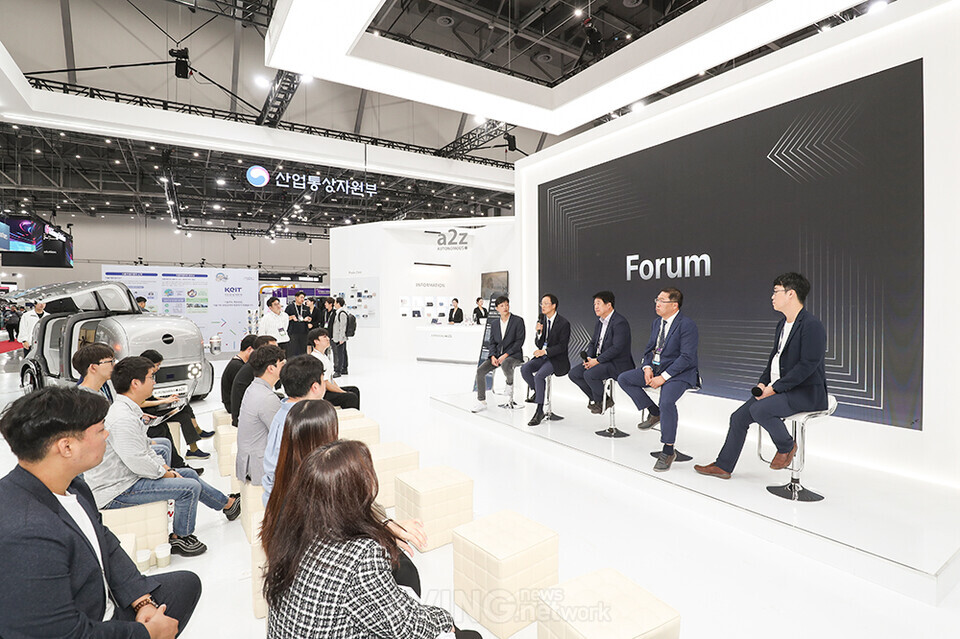 (From left to right) Donghyeong Seong, Singapore country manager of Autonomous a2z, Tae-hyung Kim, Head of the Smart City Transportation Research Center, Korea Transport Institute, Jae-gon Shin, Business Unit Head of Autonomous a2z, Jung-ki Lee, Head of Autonomous Driving, Korea Automobile Testing and Research Institute, and Kyung-soo Yoon, Head of Strategic Planning, Korea Intelligent Automotive Parts Promotion Institute (KIAPI) discussing Autonomous a2z’s LiDAR Infrastructure System (LIS) at the 2023 Daegu International Future Auto & Mobility Expo (DIFA) at Daegu EXCO on Thursday, October 19 | Photo by Aving News