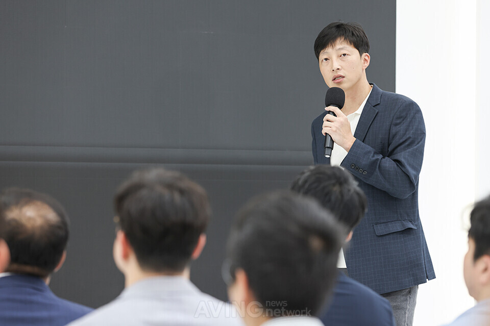 Donghyeong Seong, Singapore country manager of Autonomous a2z, speaks at the forum session “Current Status of Domestic Autonomous Mobility Infrastructure (Cases) and Ways to Improve” at the Autonomous a2z booth in the 2023 DIFA on October 19th | Photo by AVING NEWS