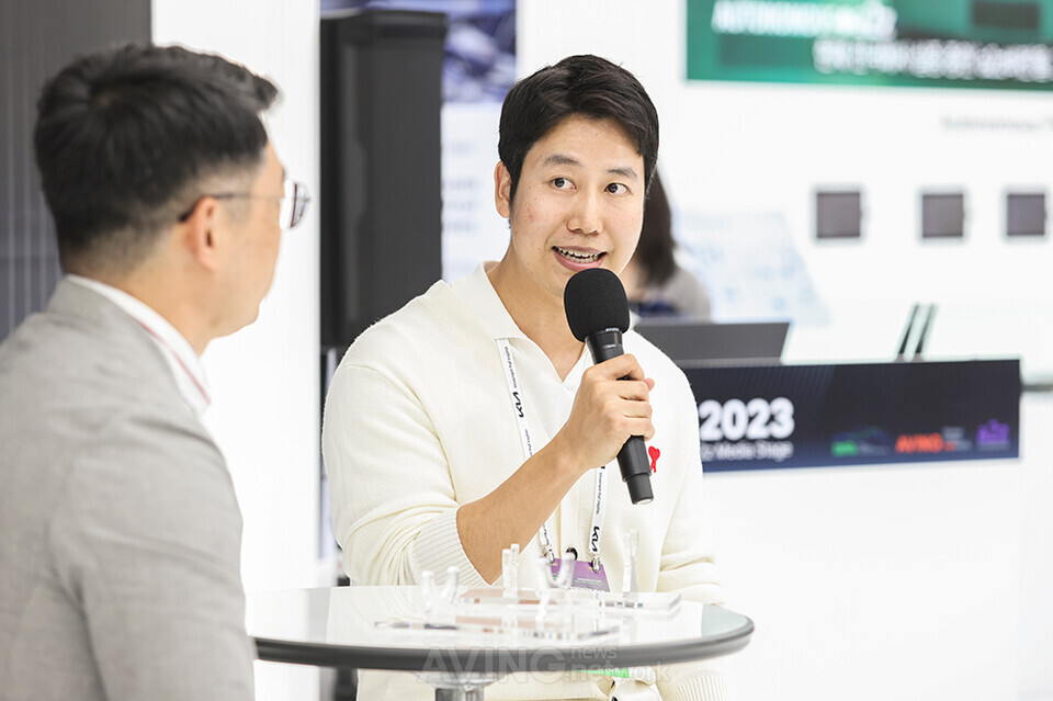 Choe Won-seok (right), director of future business development at Kakao Mobility, responds to questions during the October 20 “Autonomous Mobility Partner Cooperation Issue Talk” session at the Autonomous a2z booth in the 2023 DIFA | Photo by AVING NEWS