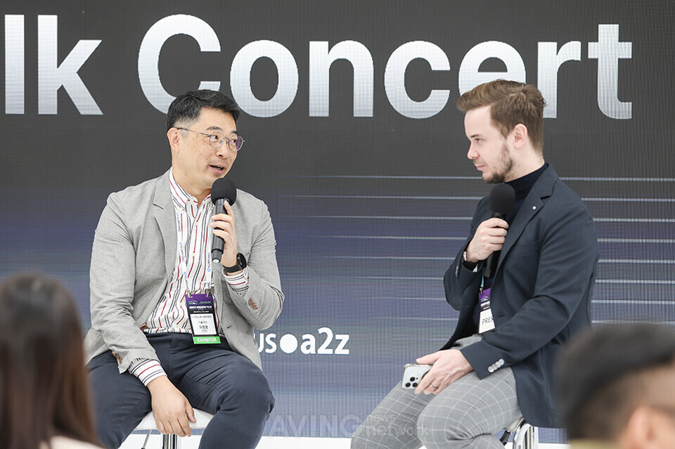 Byungyong You (left), Director of Technology at Autonomous a2z, answers questions from Leo Thevenet (right), editor-in-chief of Le Café du Geek, during the Global Media Talk Concert on Friday, October 20. | Photo by Aving News
