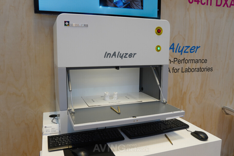 InAlyzer by MEDIKORS on display at KIMES 2024 | Photo by AVING News