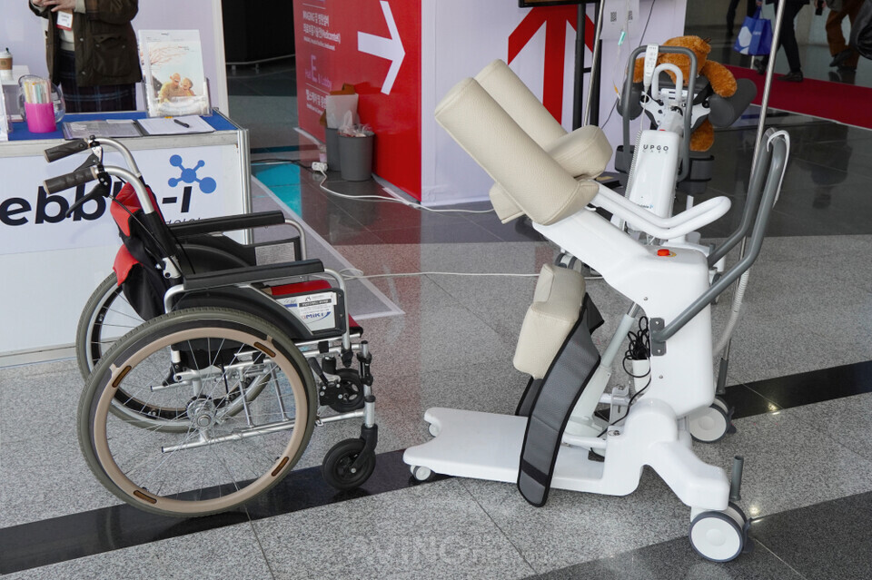 Pebble-i unveiled the mobile care robot 'UPGO Plus (right)' at KIMES 2024 │ Photo by AVING News.