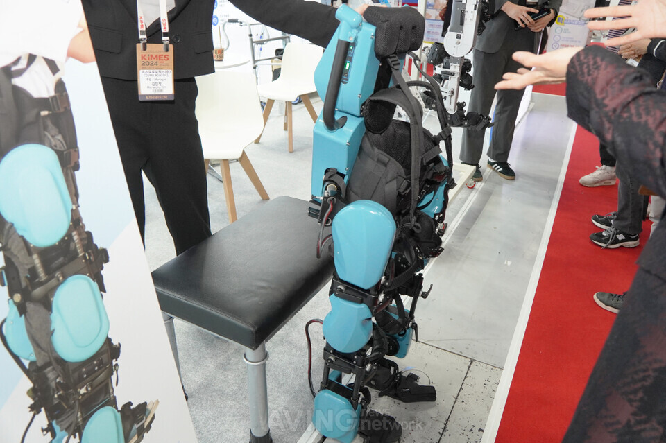 Cosmo Robotics showcased the ground-walking wearable rehabilitation robot 'EA2 Pro' at KIMES 2024 │ Photo by AVING News.