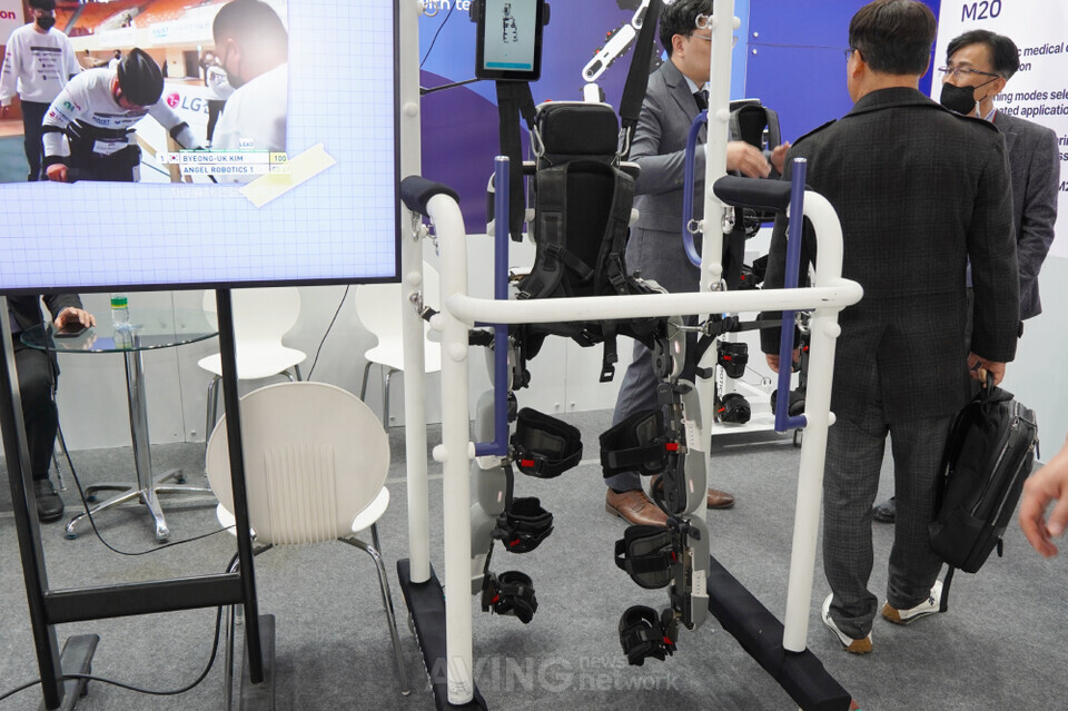Angel Robotics showcased the ground-walking wearable rehabilitation robot 'Angel Legs M20' at KIMES 2024 │ Photo by AVING News.