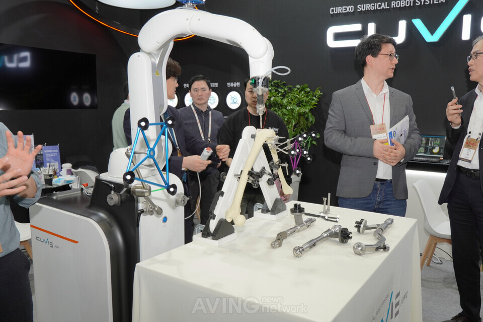 Curexo showcased the artificial joint surgery robot 'CUVIS-joint' at KIMES 2024 │ Photo by AVING News.