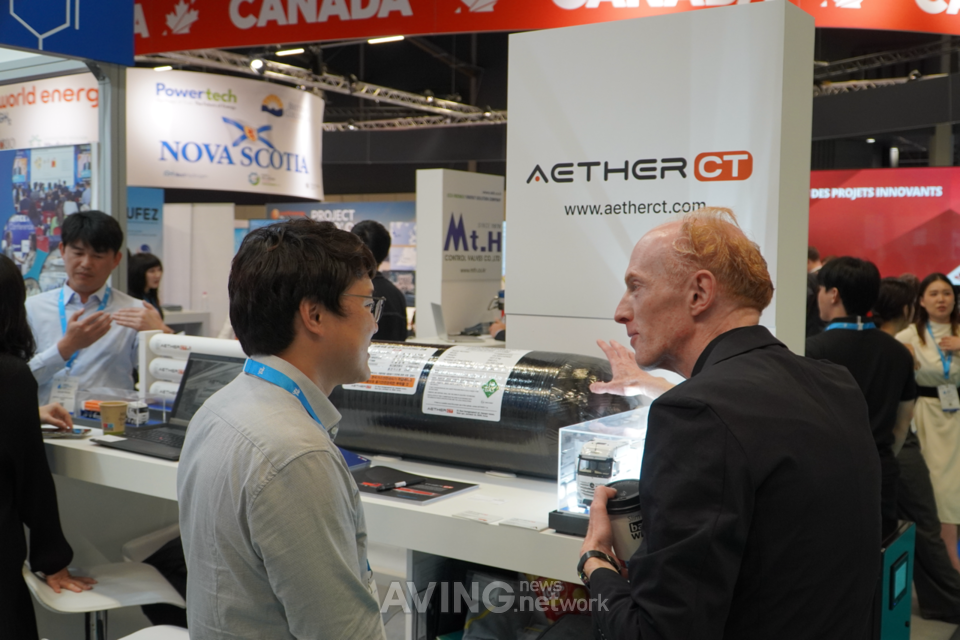 Aether CT's official explaining products to an attendee in WHS 2024 | Photo by AVING News