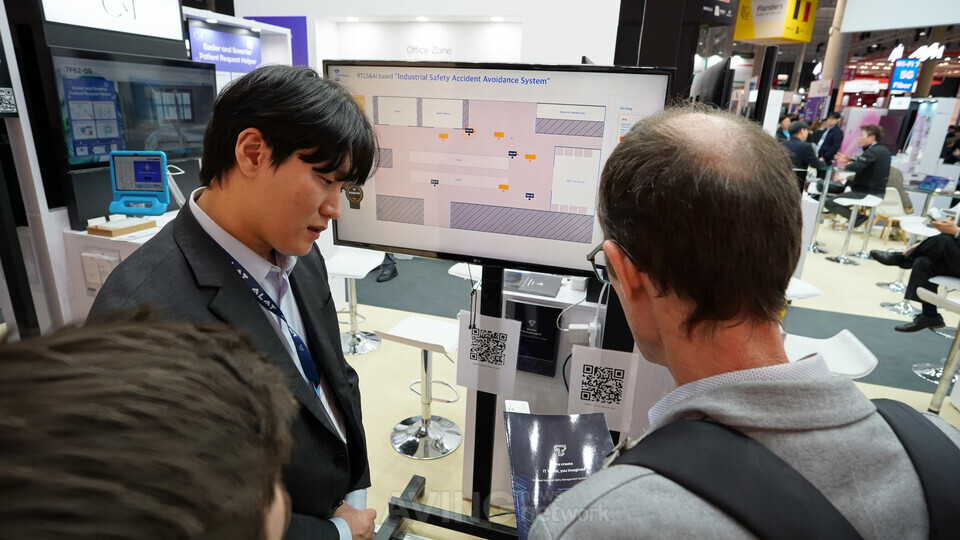 MWC 2025 attendees visit DoubleT's booth for consultations on the Heimdall solution. | Photo by AVING News  출처 : AVING NEWS