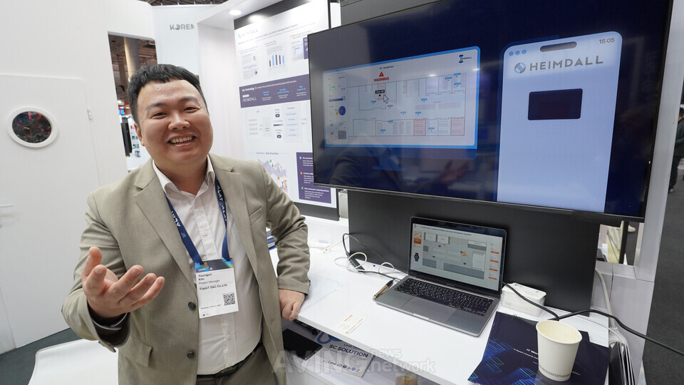 MWC 2025 featured DoubleT's booth, where CEO Youngjun Kim explained the Heimdall solution. | Photo by AVING News  출처 : AVING NEWS