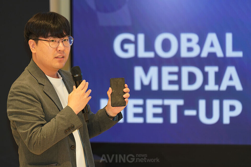 Minsoo Kim, Assistant Manager at WARP Solution, delivers a presentation at the Global Media Meetup with Ubergizmo held at MIK Basecamp in Seocho-gu, Seoul, on September 1 | Photo by AVING News