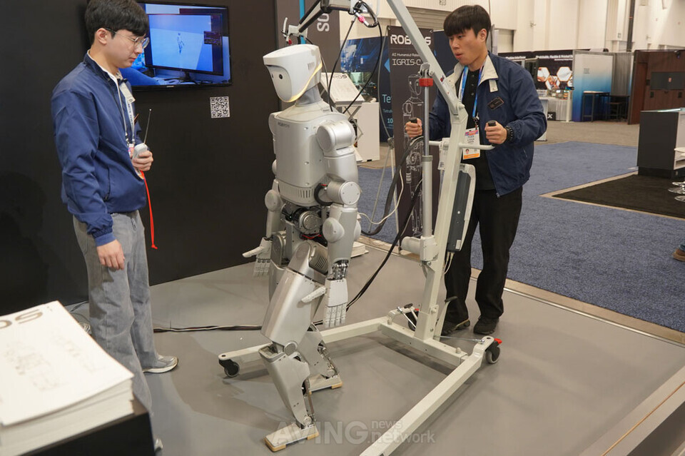 Robros IGRIS-C humanoid robot deployed at Lotte logistics center in South Korea